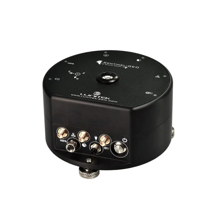 A dual-sensor SENTINEL-GEO accelerograph with 20-bit resolution, an integrated GNSS receiver for absolute time synchronization, and an adjustable surface-leveling mounting plate for field deployment.