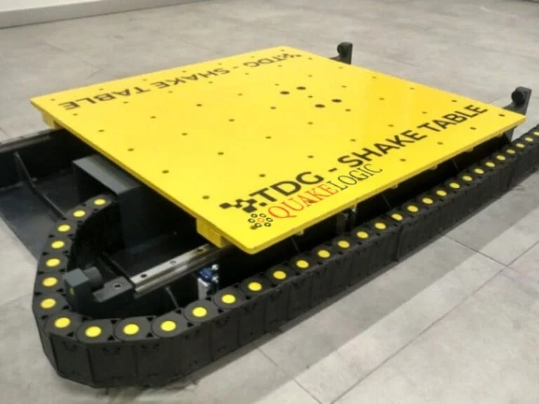 A servo-hydraulic shake table system featuring a ±25mm stroke, 1.2 m/s dynamic velocity, and 2.5g acceleration capacity, fully integrated with EASYTEST software for earthquake simulation.