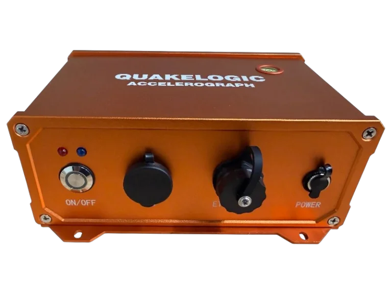 QUAKELY-PRO rugged high-precision seismic accelerograph featuring a triaxial MEMS sensor and an IP68-rated aluminum enclosure for structural health monitoring.