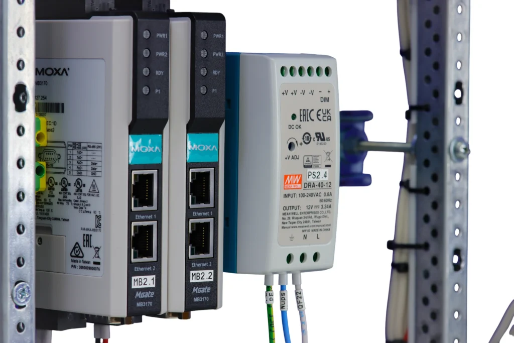 Infographic comparing TTL, RS232, RS485 and Modbus communication standards for instrumentation